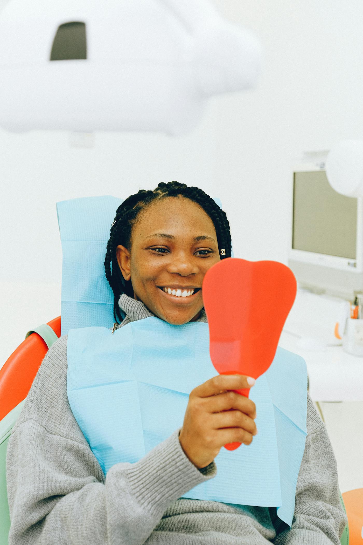 Paciente sorridente após tratamento na Clínica Dentária de Alvor